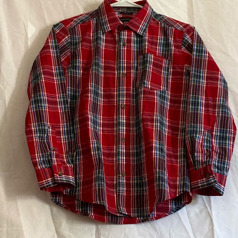 This is a náutica shirt